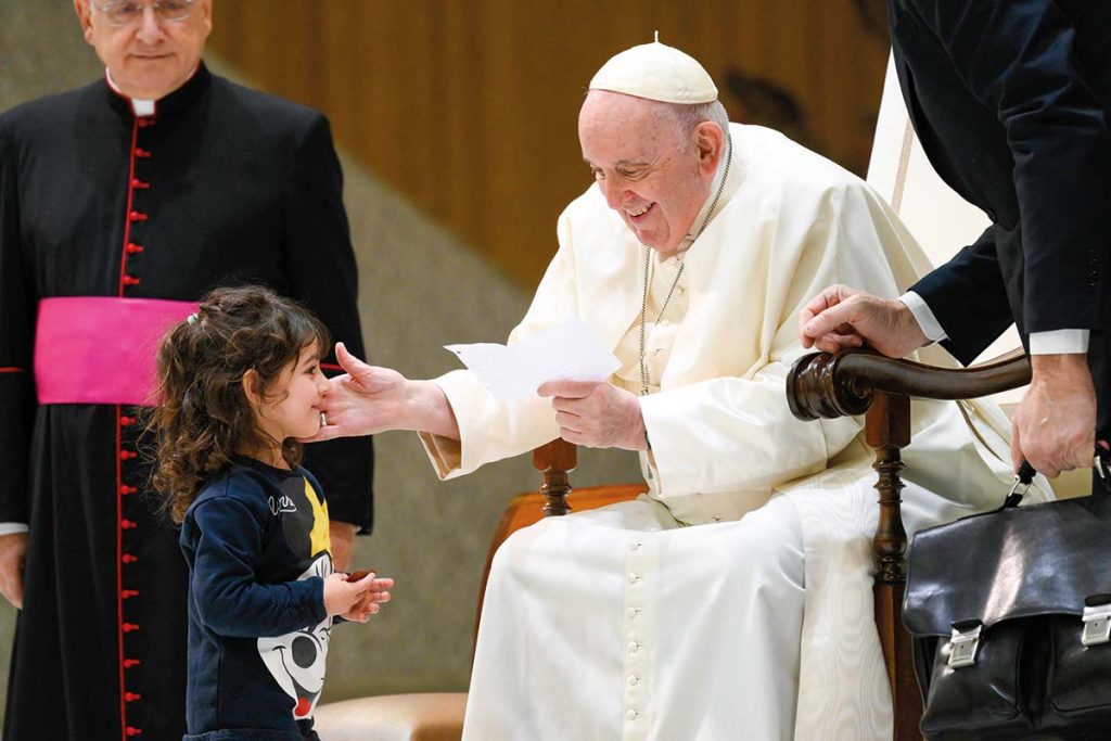 Papa Francesco con bambina