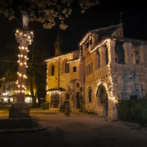 grazzano-visconti-natale-piazza-secondaria-con-statua